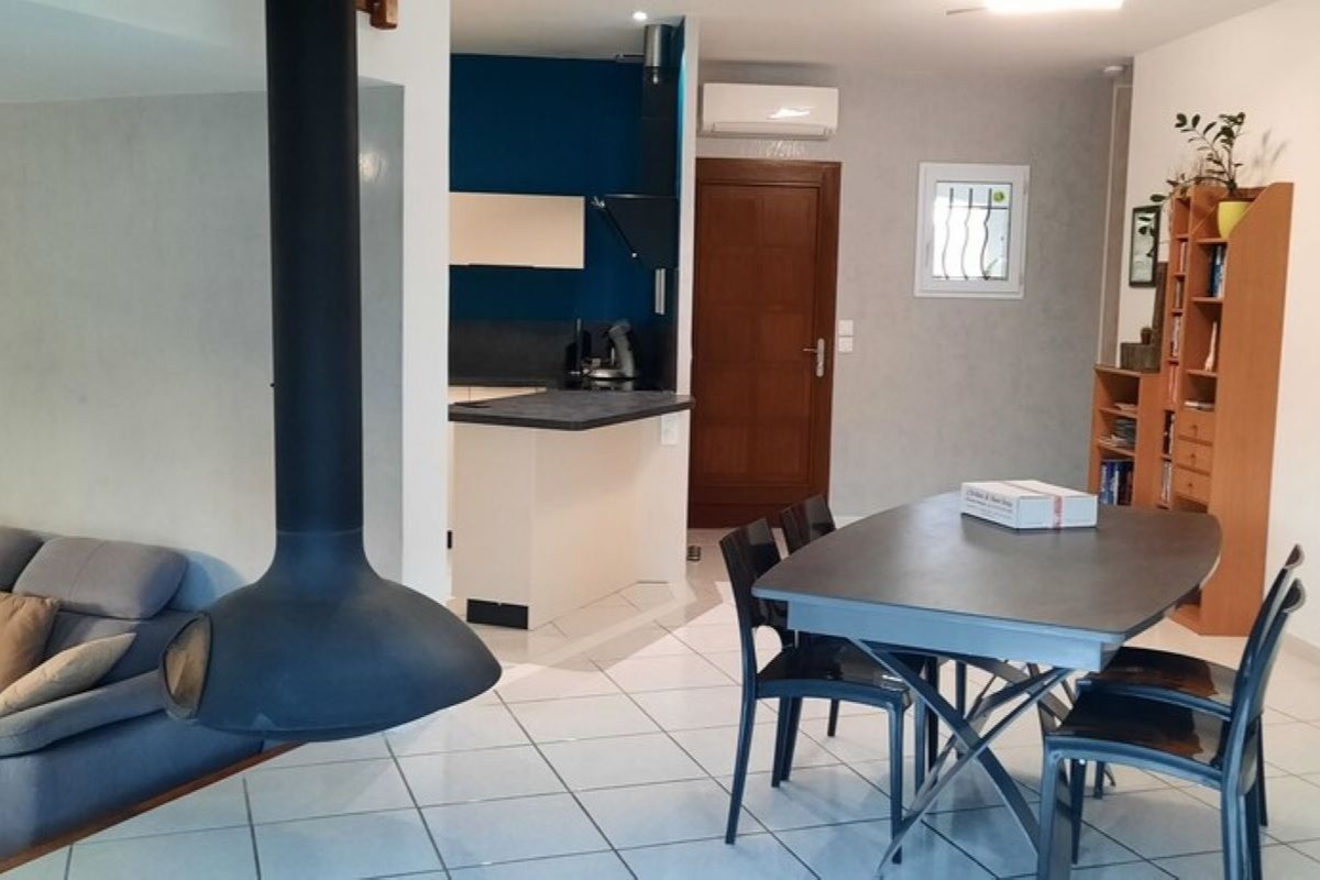Salon, séjour et cuisine ouverte sur le séjour _ Villa Nature au Soleil