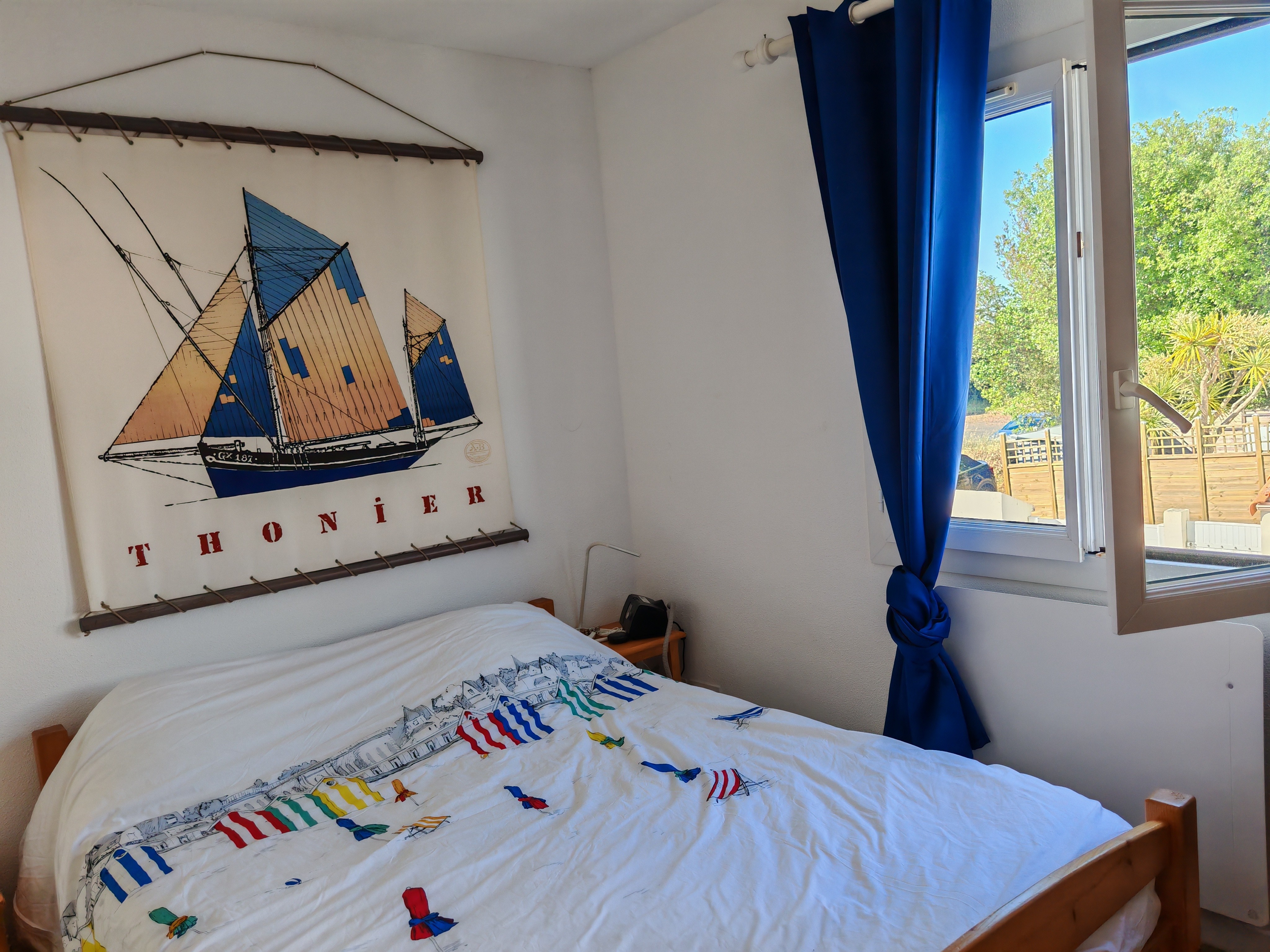Bedroom with double bed (140cm) (1st floor)