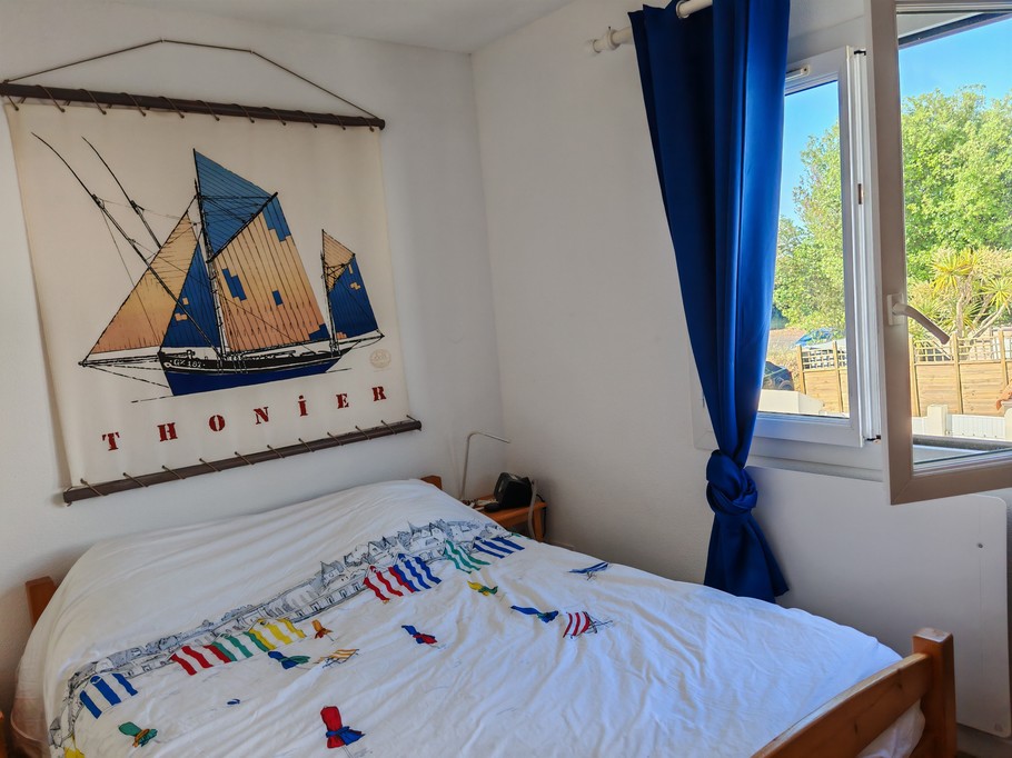 Bedroom with double bed (140cm) (1st floor)