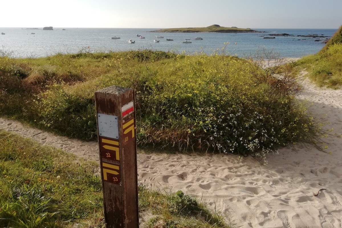 GR 34 et plage de Carn, au fond l'île Carn, accessible à pied à marée basse