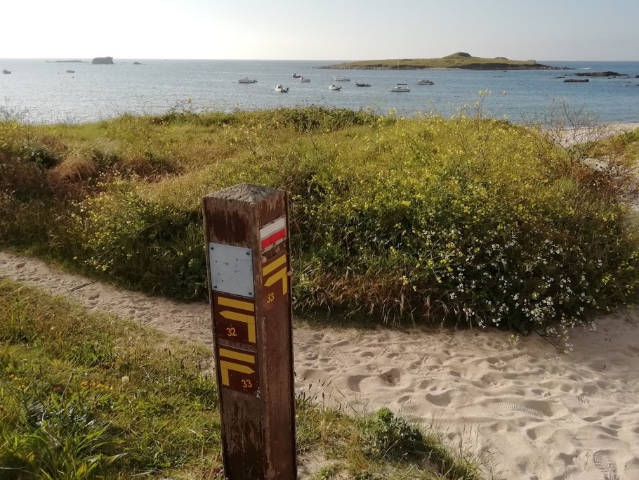GR 34 et plage de Carn, au fond l'île Carn, accessible à pied à marée basse