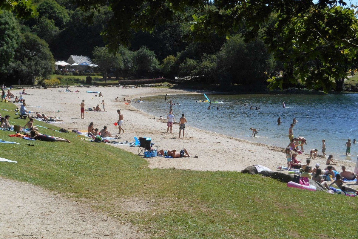 La base nautique du lac du Drennec dans les Monts d'Arrêt