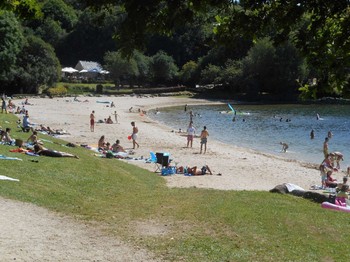 La base nautique du lac du Drennec dans les Monts d'Arrêt