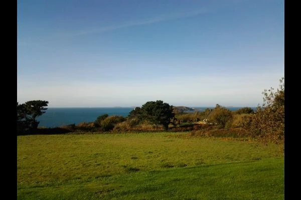 LE MARREC Location Trélevern jardin et vue mer