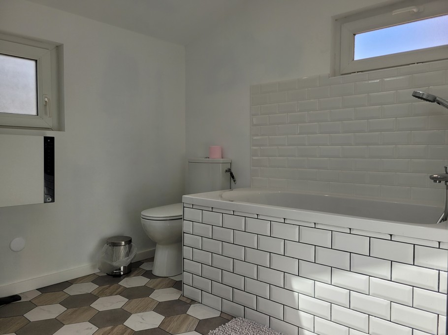 Maison Clévacances Plouézec salle de bain du RDC avec petite baignoire et WC