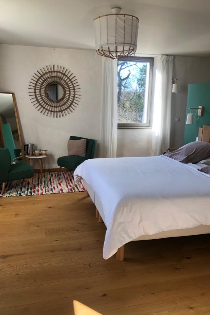 Lassenat, chambre Côté jardin, à l'ambiance lumineuse et paisible.