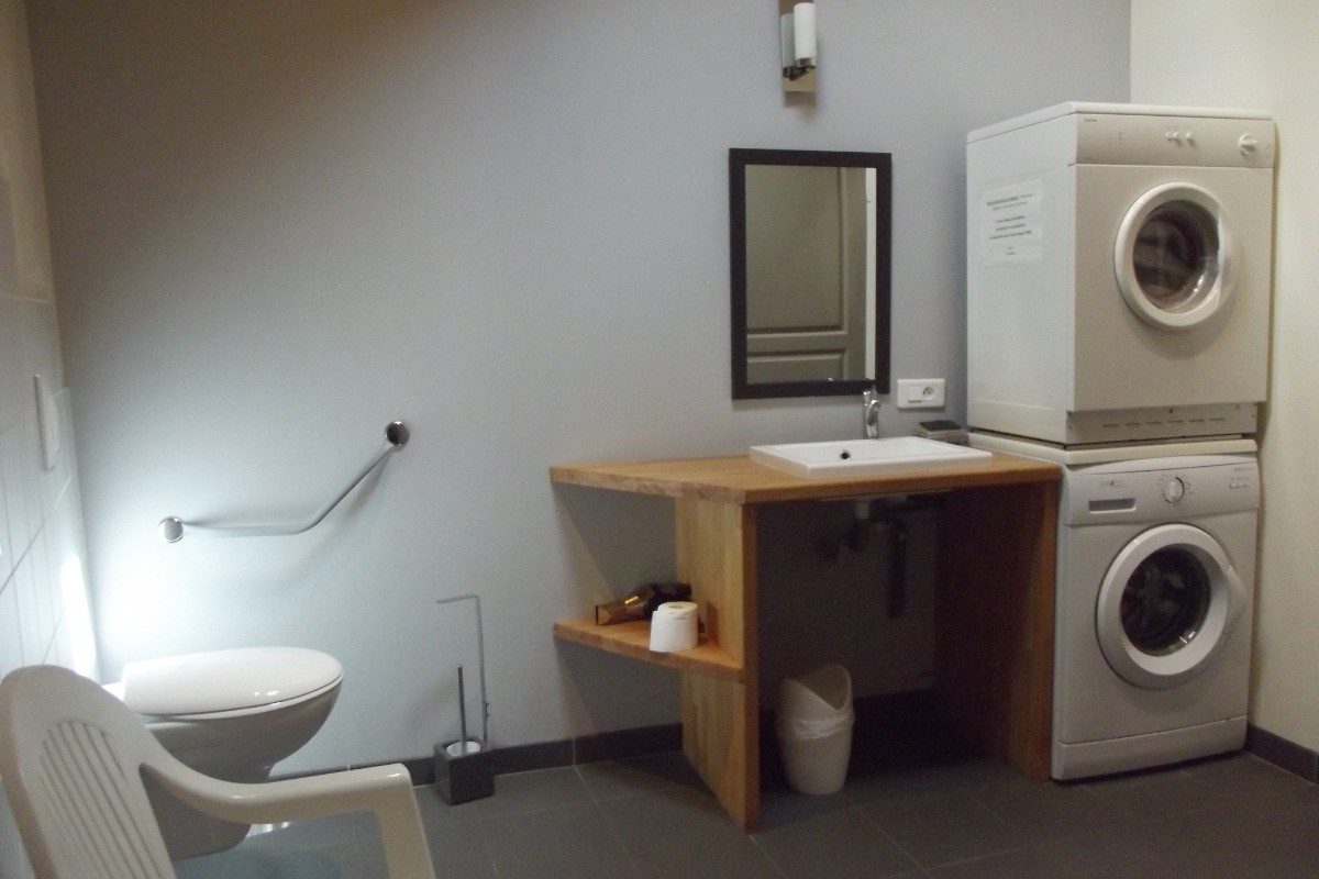 Salle d'eau avec accès aux personnes handicapées