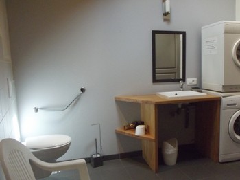 Salle d'eau avec accès aux personnes handicapées