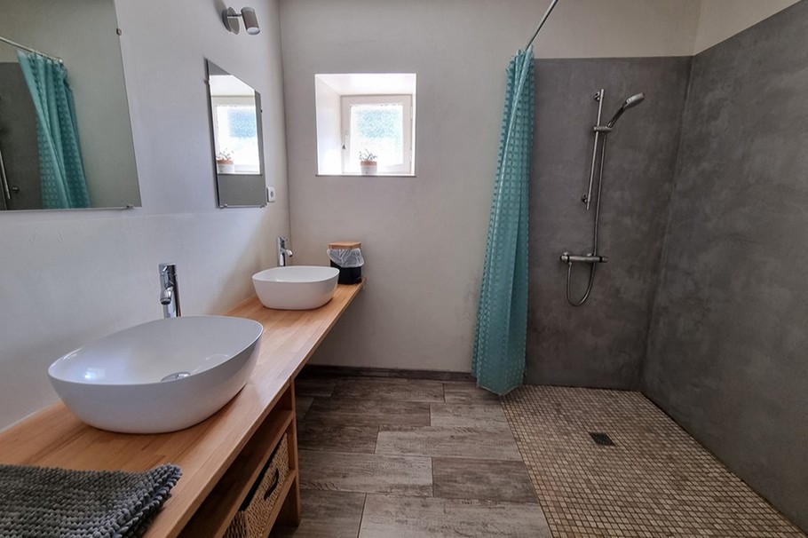 Salle d'eau accessible au rez-de-chaussée