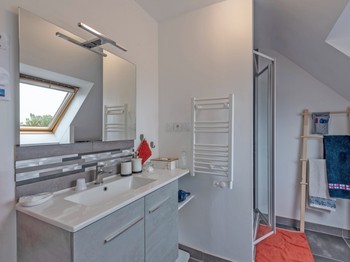 Salle d'eau attenante à la chambre