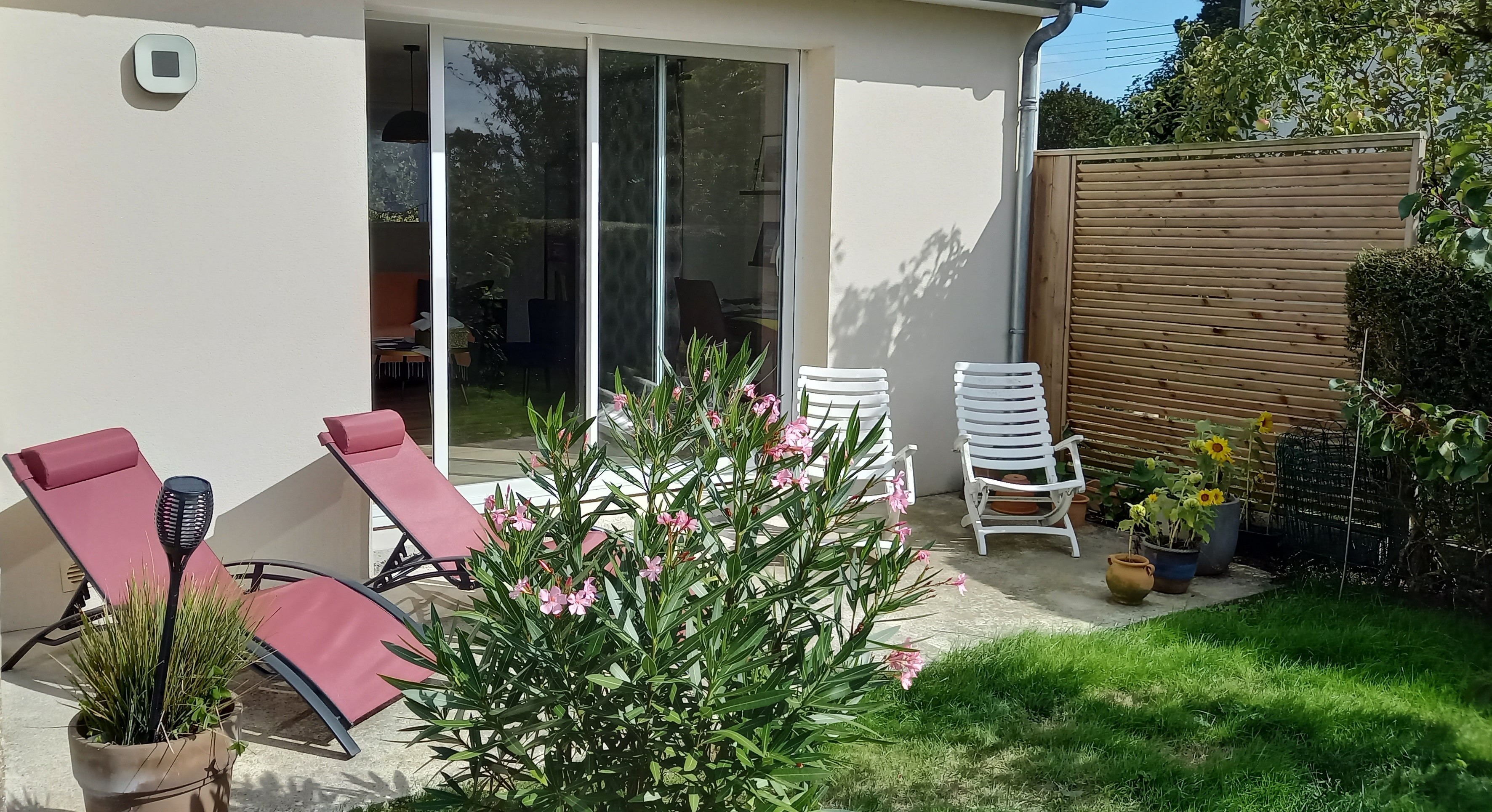 bain de soleil sur la terrasse du jardin