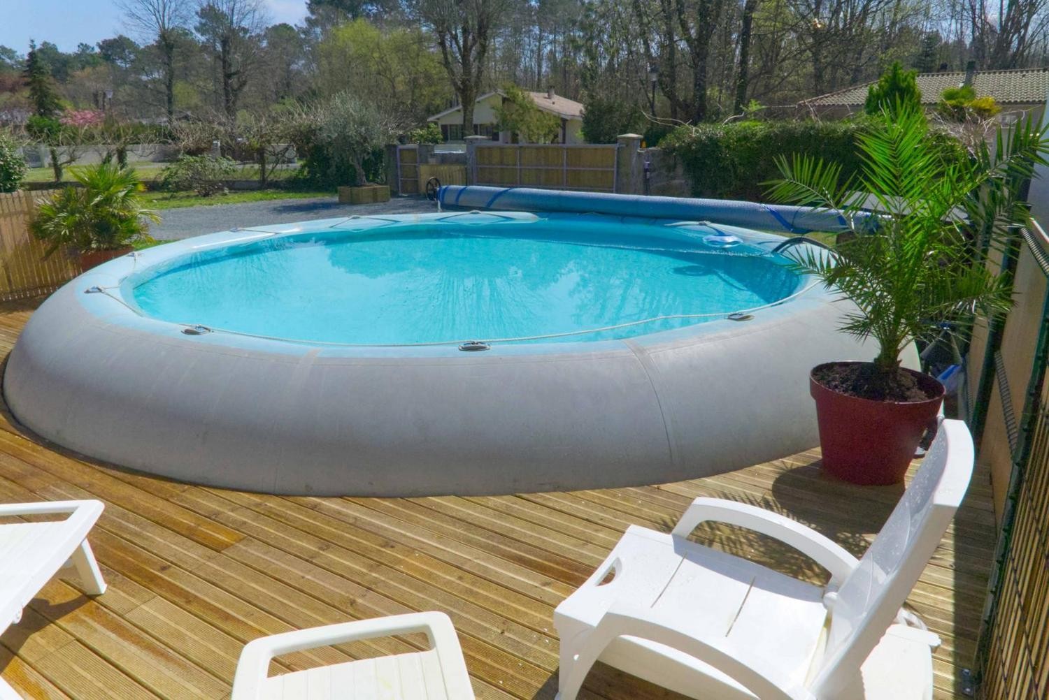 View of the swimming pool at the 3-star Primevères villa, Gironde