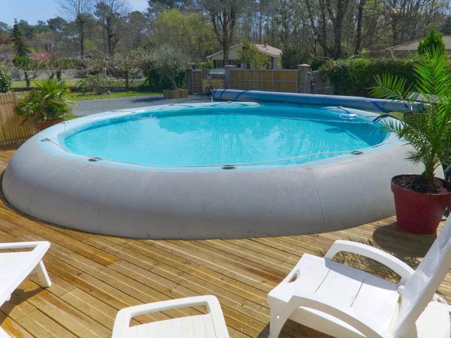 View of the swimming pool at the 3-star Primevères villa, Gironde