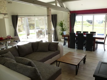 Pièce de vie avec canapé-lit.