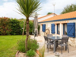 Jardin privatif avec terrasse, salon de jardin, parasol, transats, fils à linge et barbecue.