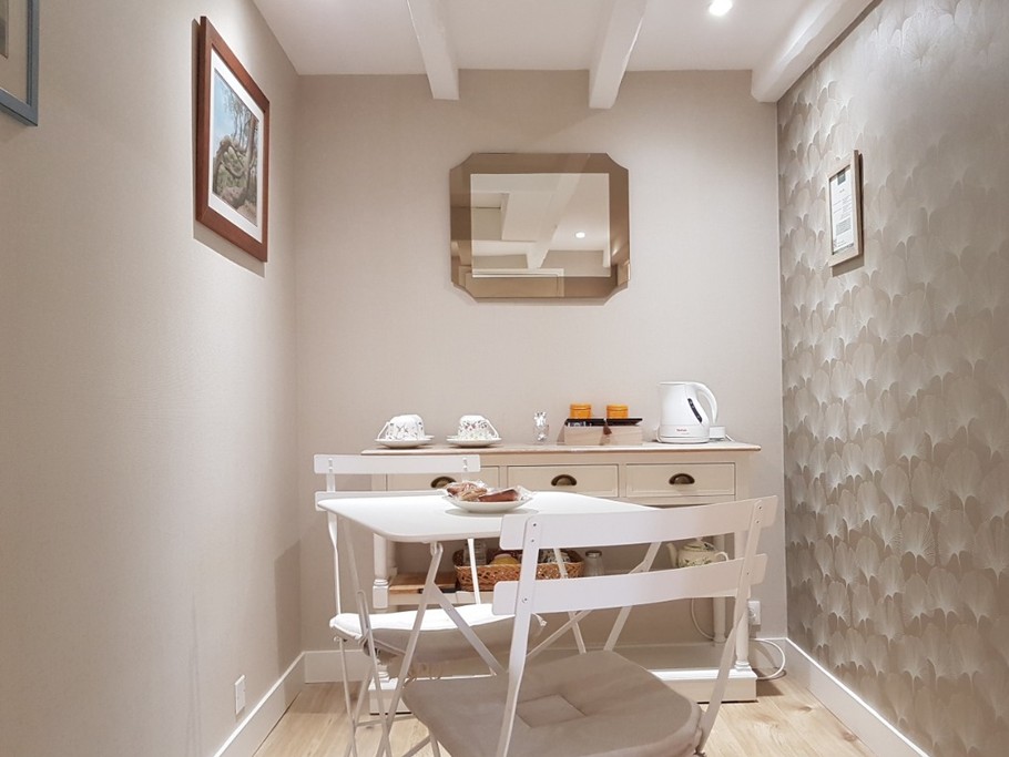 Salle de petit-déjeuner attenante à la chambre et tisanerie à votre disposition pendant votre séjour.