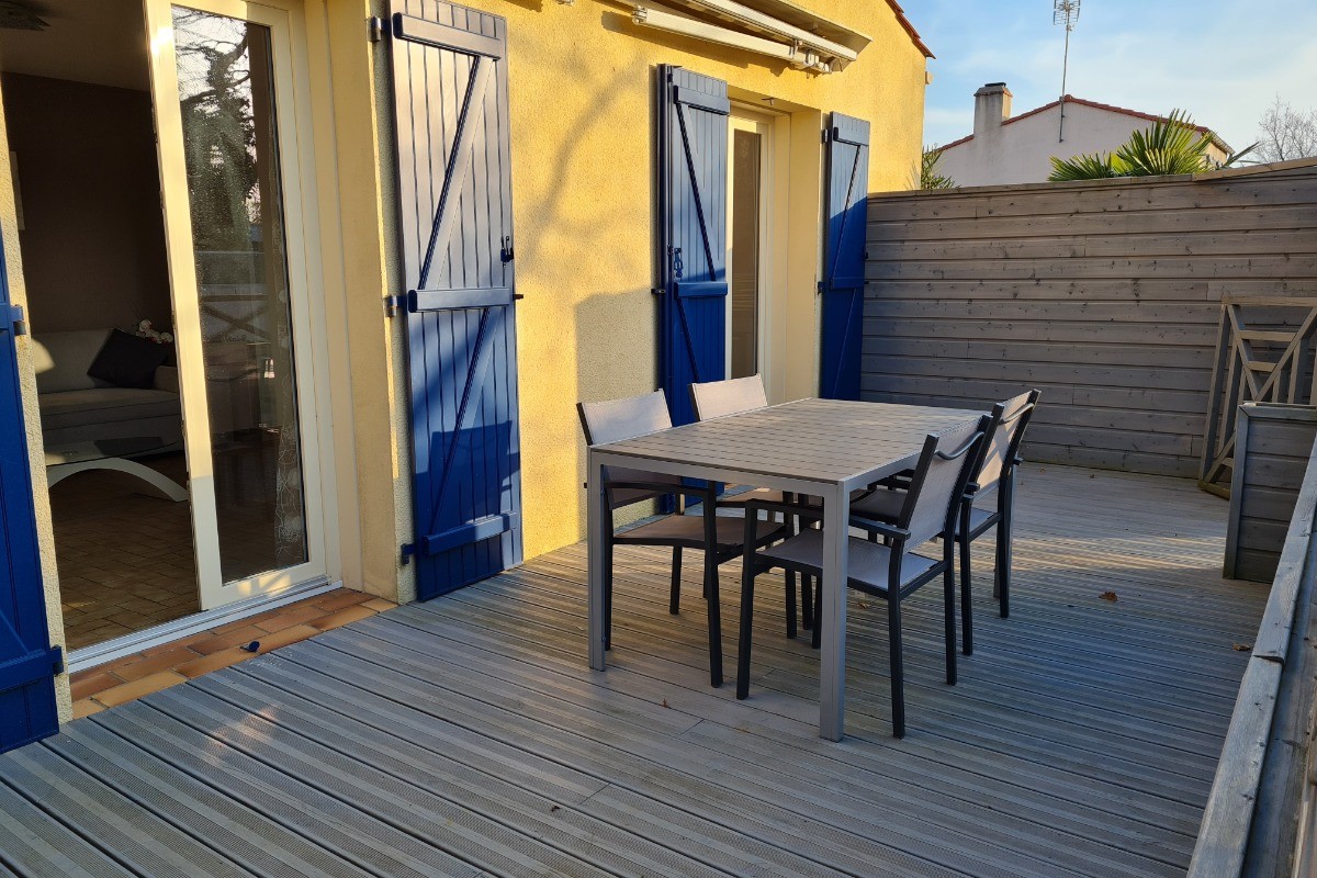 terrasse privative : salon de jardin, barbecue et chaises longues