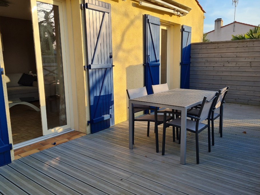 terrasse privative : salon de jardin, barbecue et chaises longues