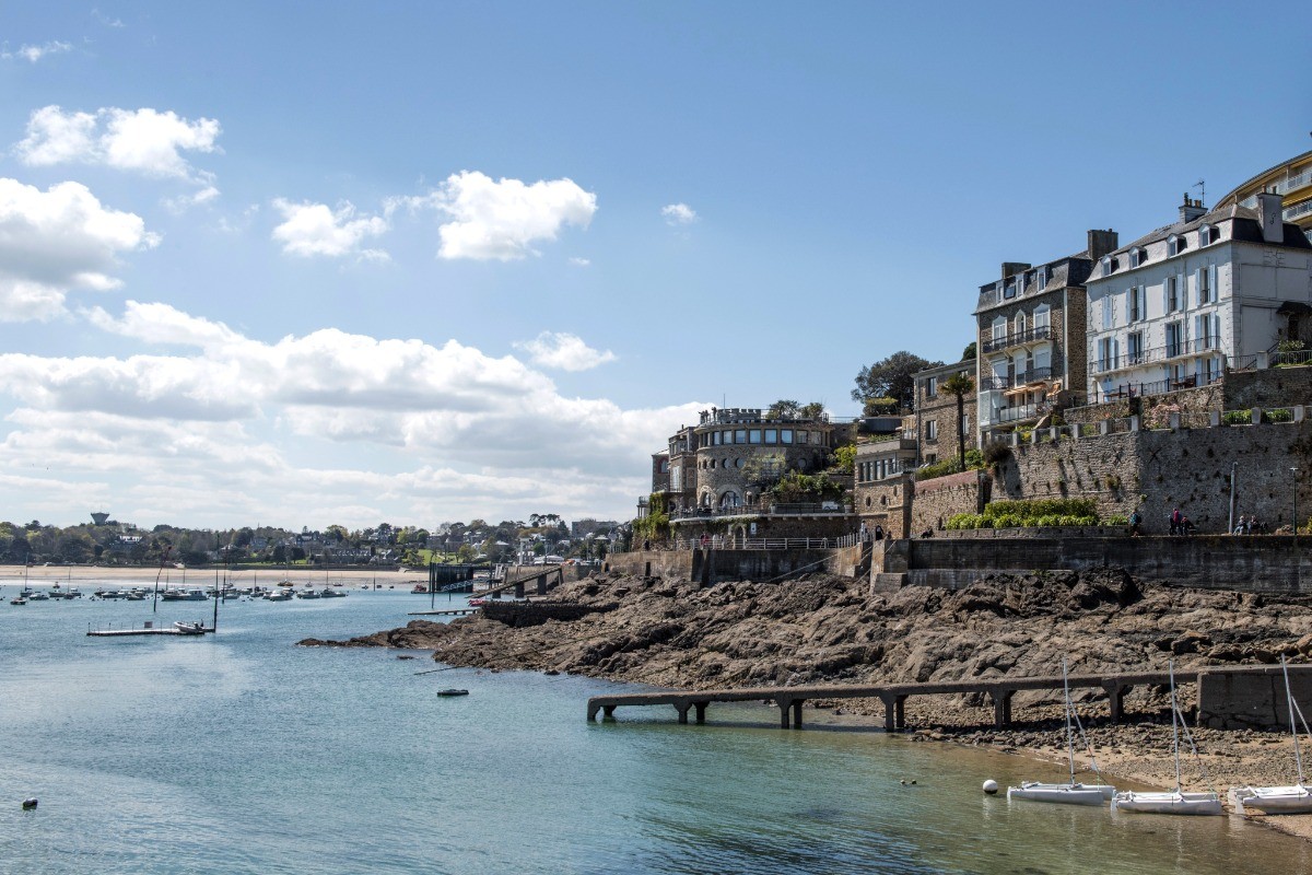 Dinard, ville balnéaire en face de Saint-Malo, accessible en voiture, bus et bateau-bus.