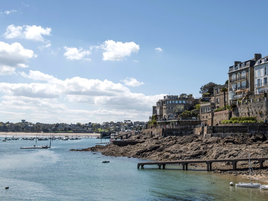 Dinard, ville balnéaire en face de Saint-Malo, accessible en voiture, bus et bateau-bus.