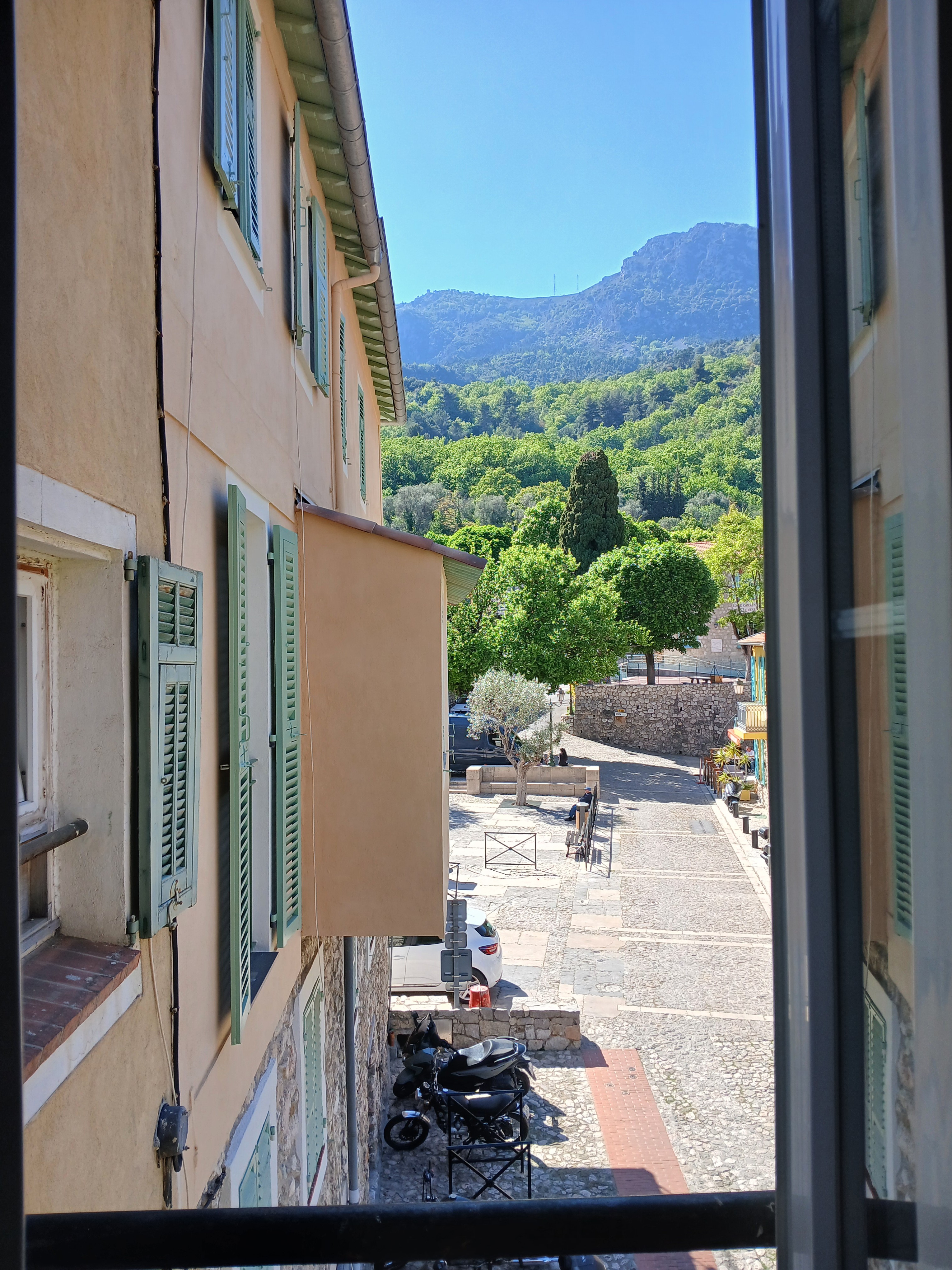 Vue sur la place du village depuis l'appartement