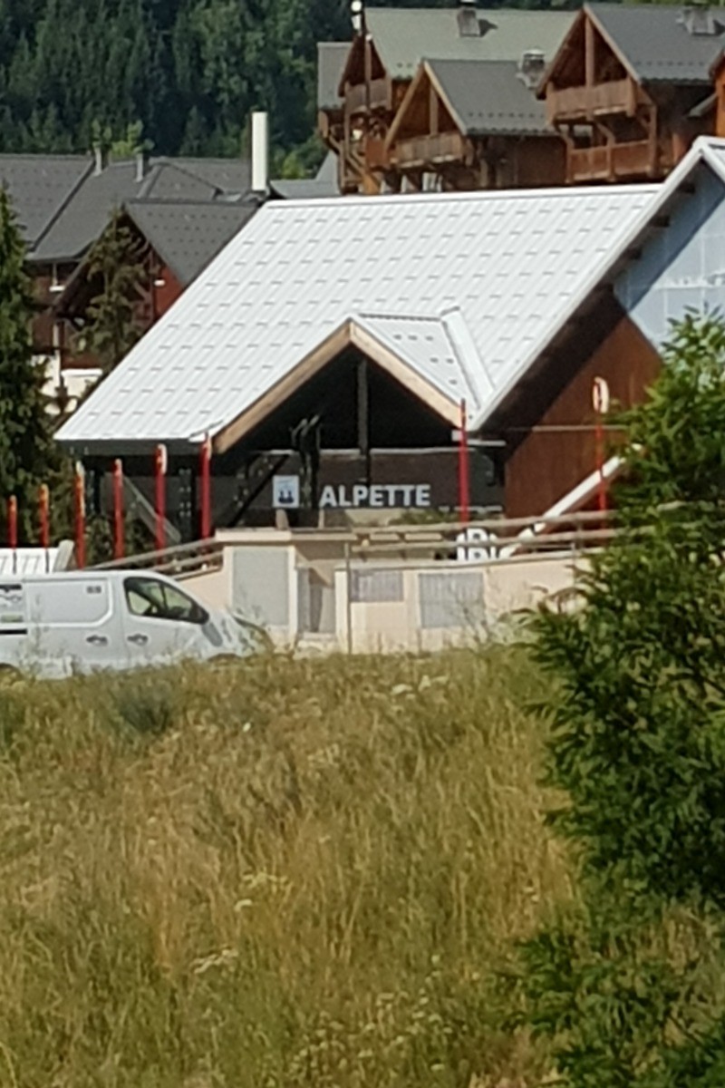 Départ du télésiège de l'Alpette, vu depuis l'entrée de l'appartement....on y accède à skis, par le haut du Chalet du Pic Blanc