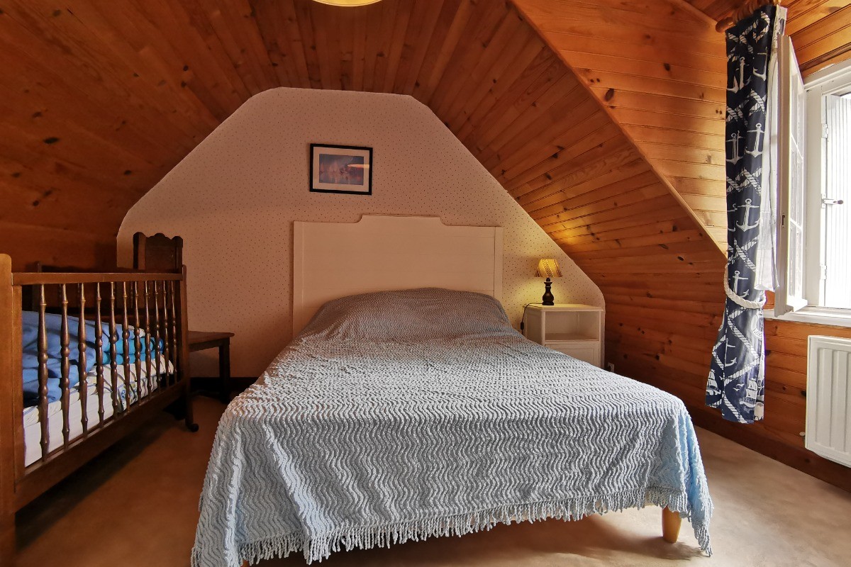 Chambre à l'étage avec lit bébé