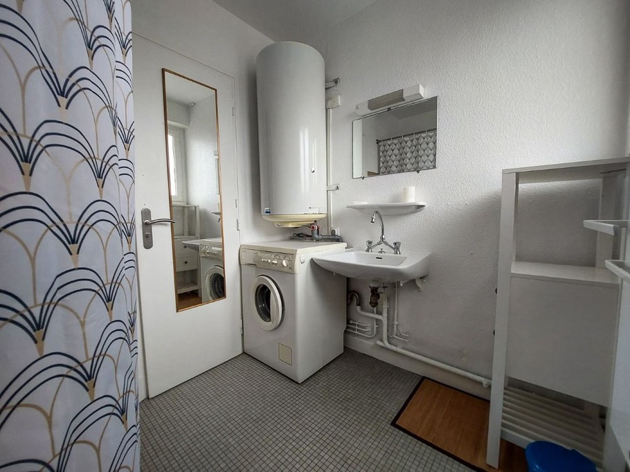 Salle de bain avec WC