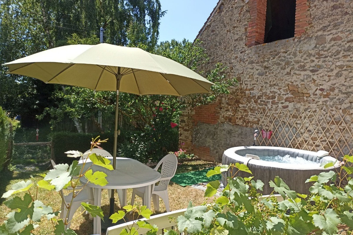 Gîte Clévacances, Chéniers, Creuse - Jardin et spa