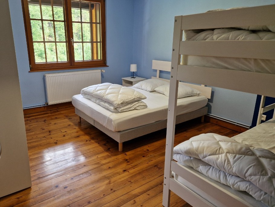 Troisième chambre avec 1 lit double et 2 lits superposés - Gîte de la Haute Hardoye (14 pers) dans les Vosges
