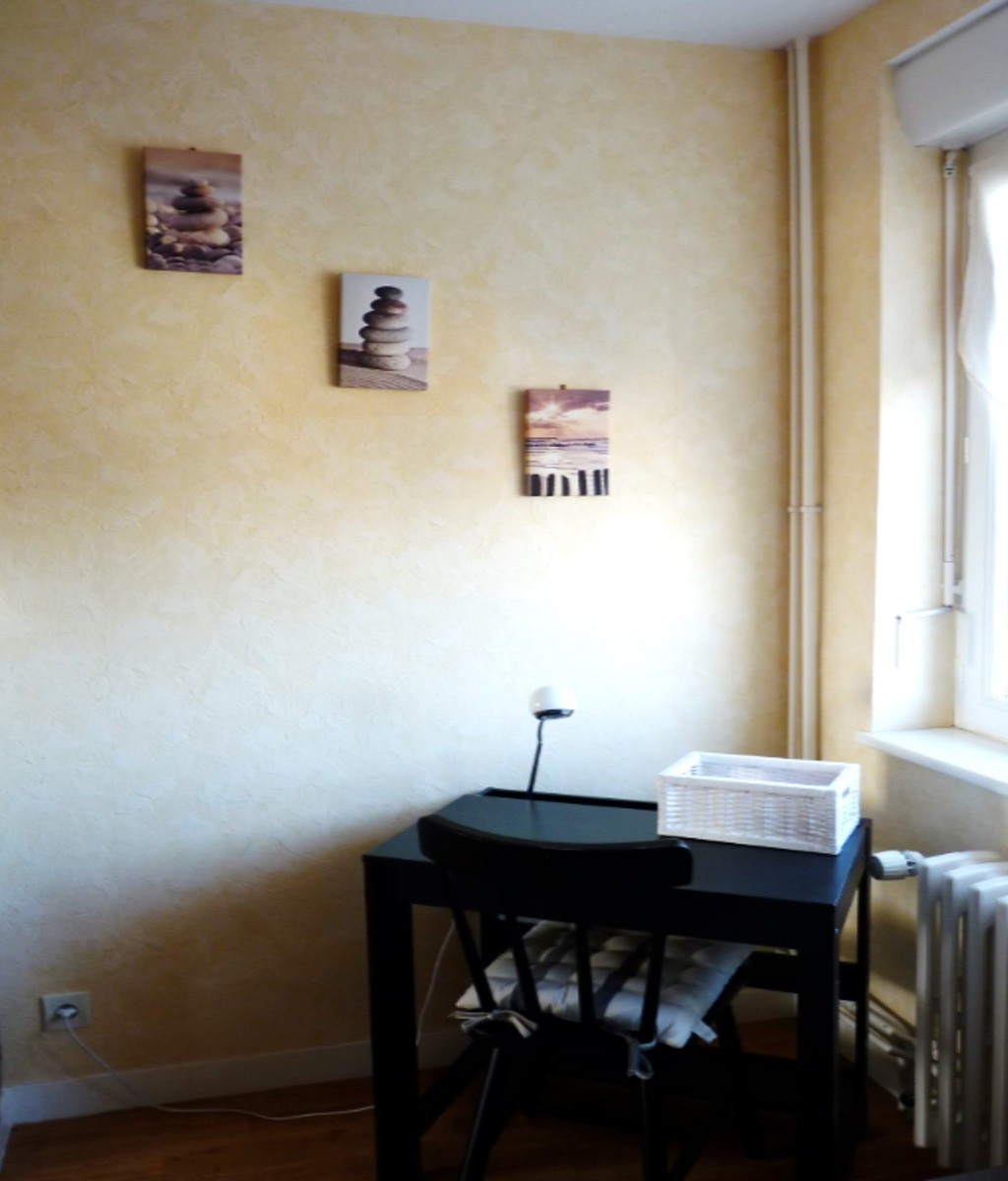 Chambre indépendante pour 2 personnes (2 lits 90 cm) avec rangements, penderie et coin bureau.