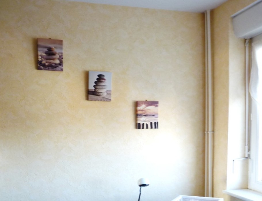 Chambre indépendante pour 2 personnes (2 lits 90 cm) avec rangements, penderie et coin bureau.