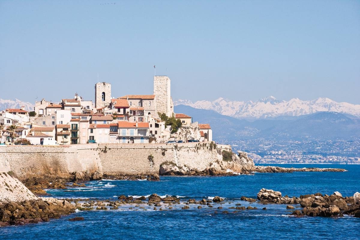 Antibes, ses remparts et les sommets enneigés du Mercantour