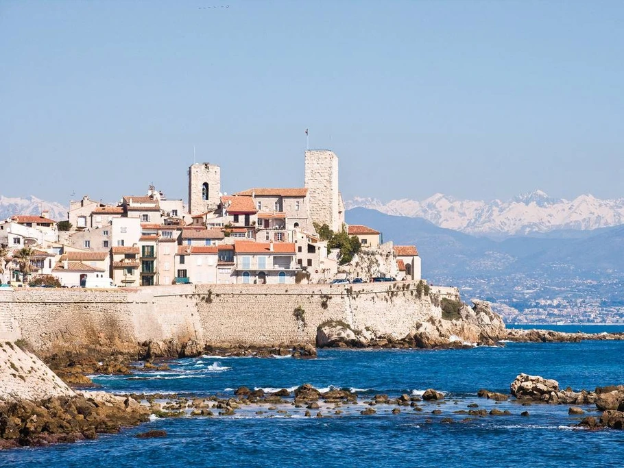 Antibes, ses remparts et les sommets enneigés du Mercantour