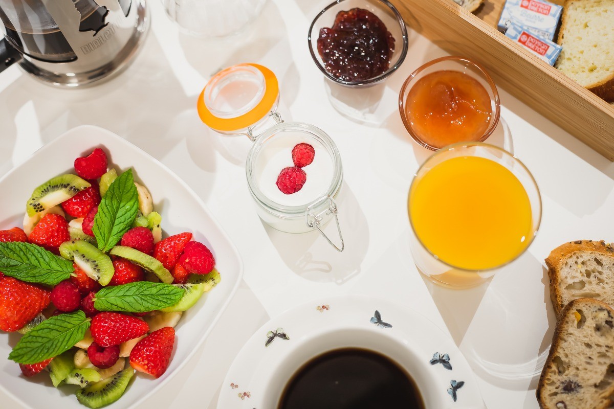 Petit-déjeuner sous la pergola aux beaux jours, avec des produits frais et de saison uniquement.