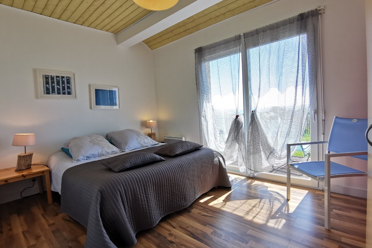 Chambre au RDC avec lit 140