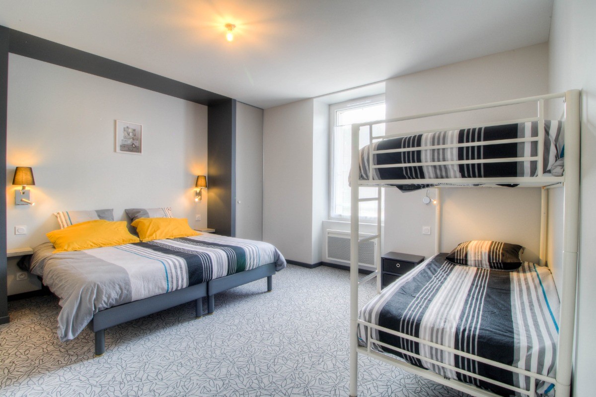 Chambre 1 : un lit en 180 et deux lits en 90 superposés