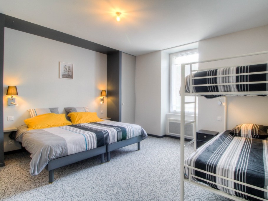 Chambre 1 : un lit en 180 et deux lits en 90 superposés