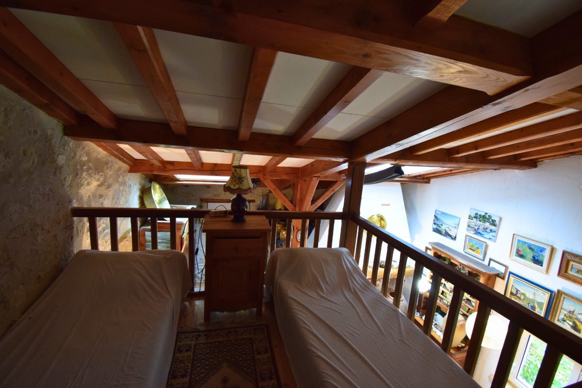 Chambre sur mezzanine avec 2 petits lits