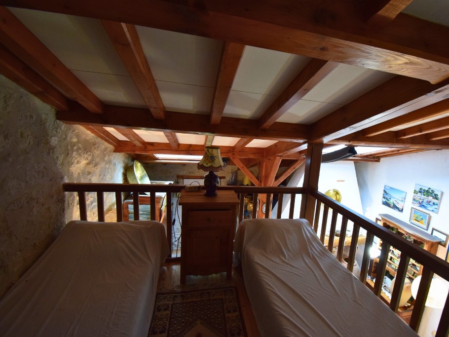 Chambre sur mezzanine avec 2 petits lits