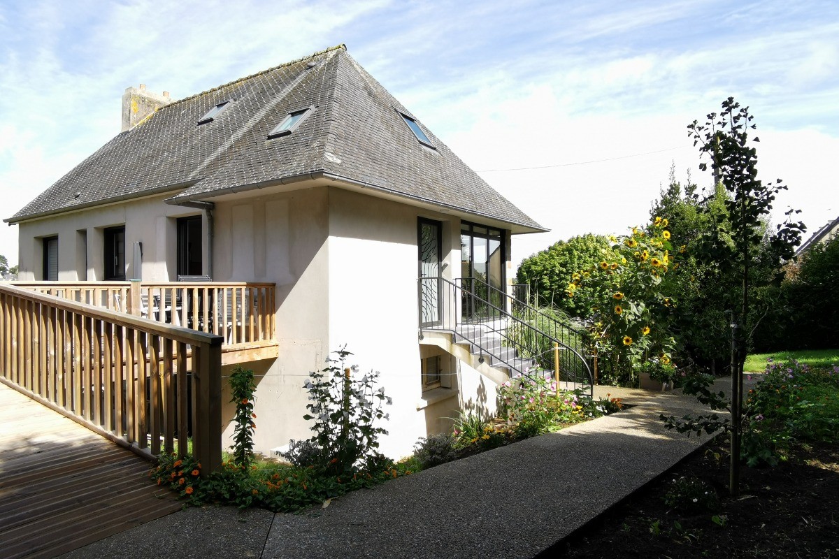 Grande terrasse en bois à l'arrière de la maison avec une très belle vue