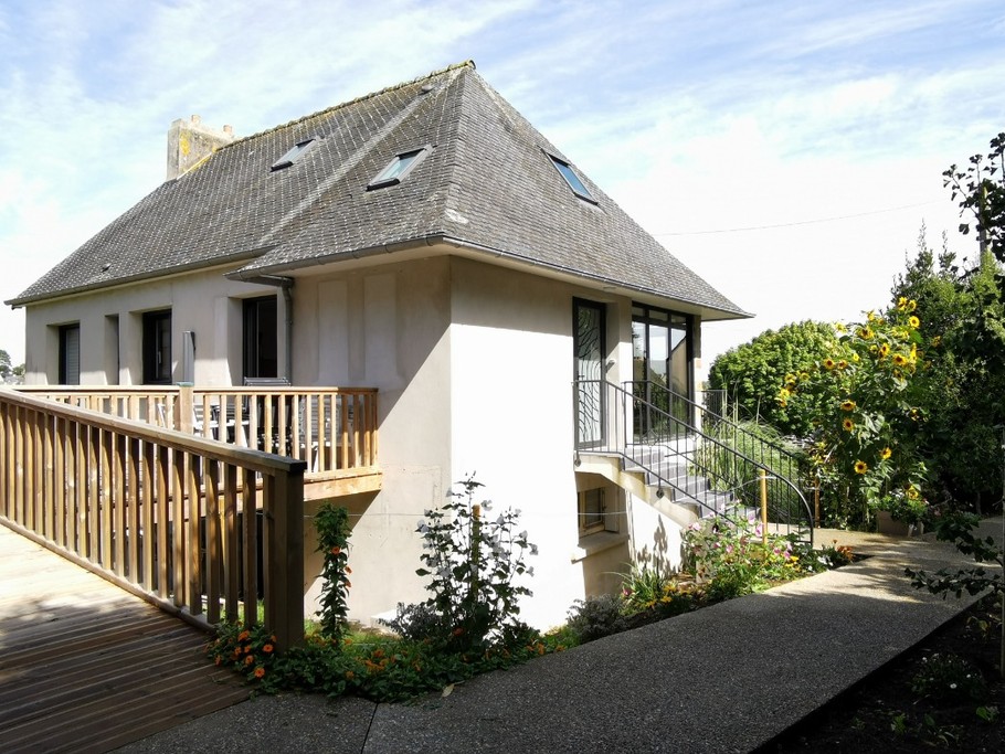 Grande terrasse en bois à l'arrière de la maison avec une très belle vue