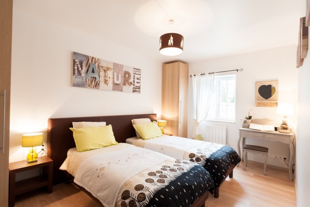 Chambre avec 2 lits 90