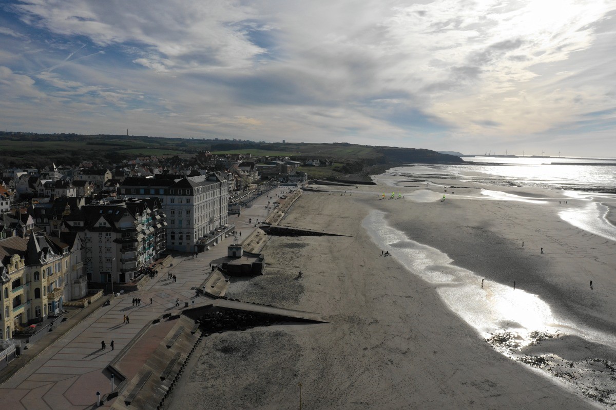 FALAISES ,DIGUE, PLAGE ....IDEAL POUR LES PROMENADES