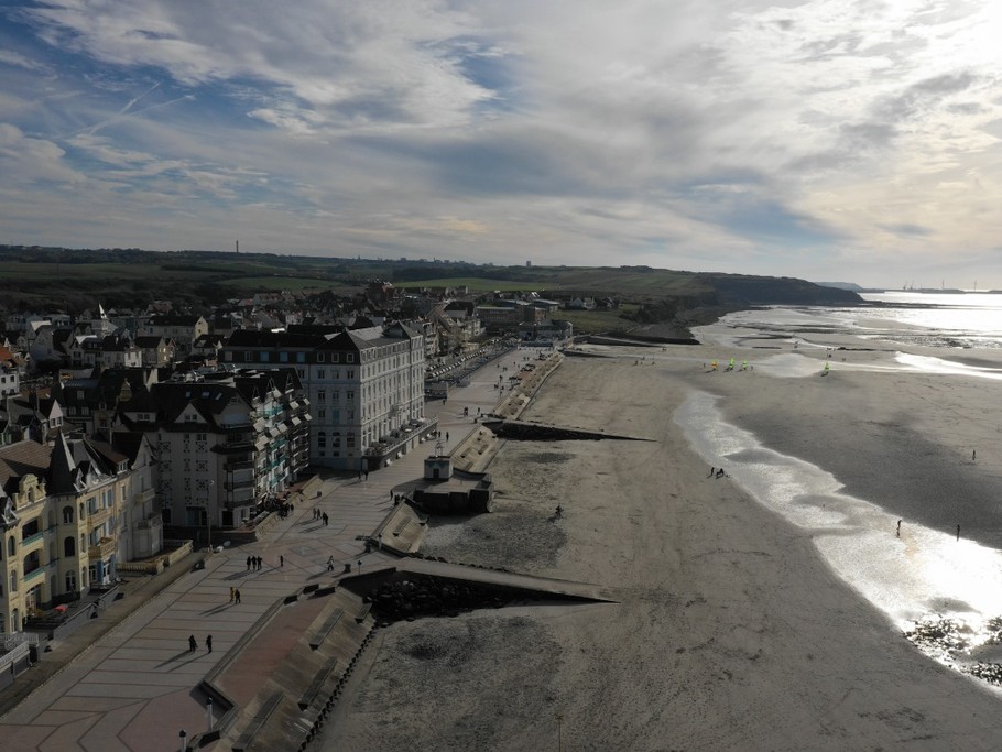 FALAISES ,DIGUE, PLAGE ....IDEAL POUR LES PROMENADES