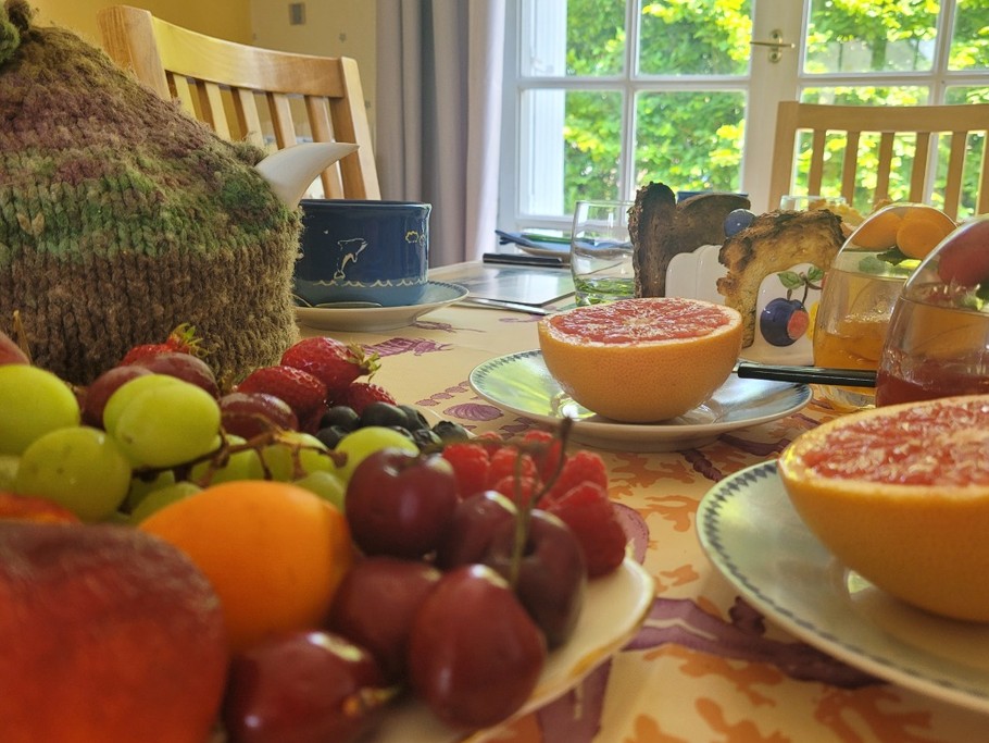Chambre d'hôtes Clévacances, Ploluha, chez M. et Mme Mac Lachlan, exemple de petit déjeuner