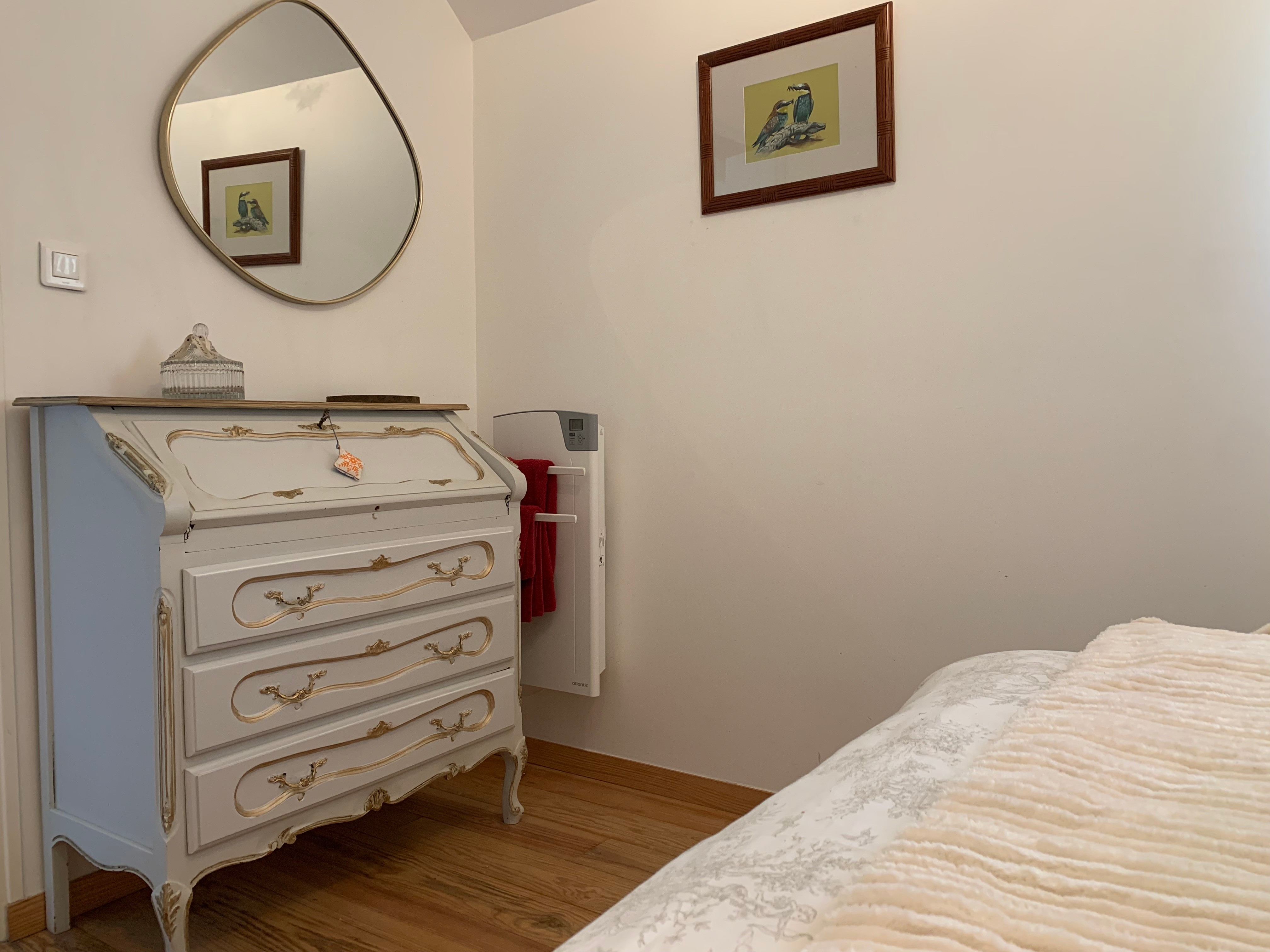 La chambre, commode, miroir, tableau, radiateur sèche-serviettes...