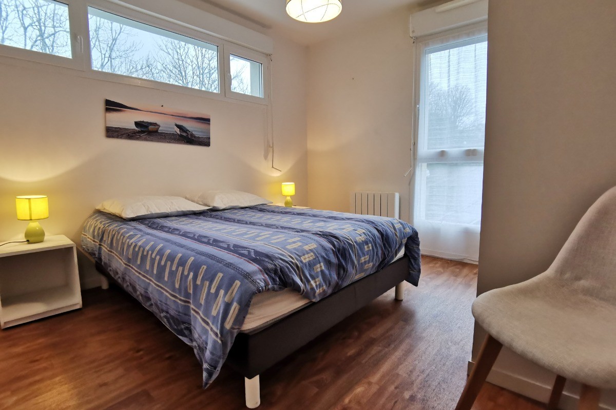 Chambre 1 avec lit 140 et placard penderie