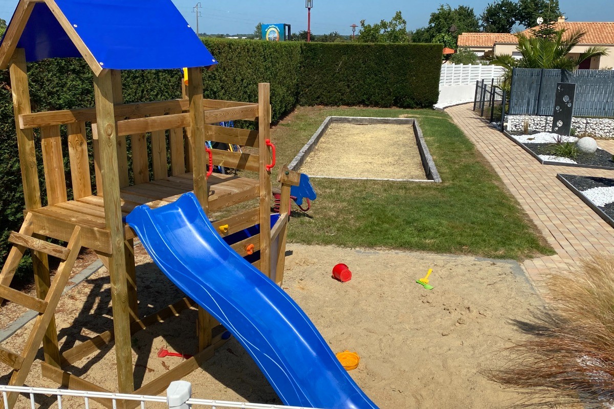 Jeux extérieurs et terrain de pétanque