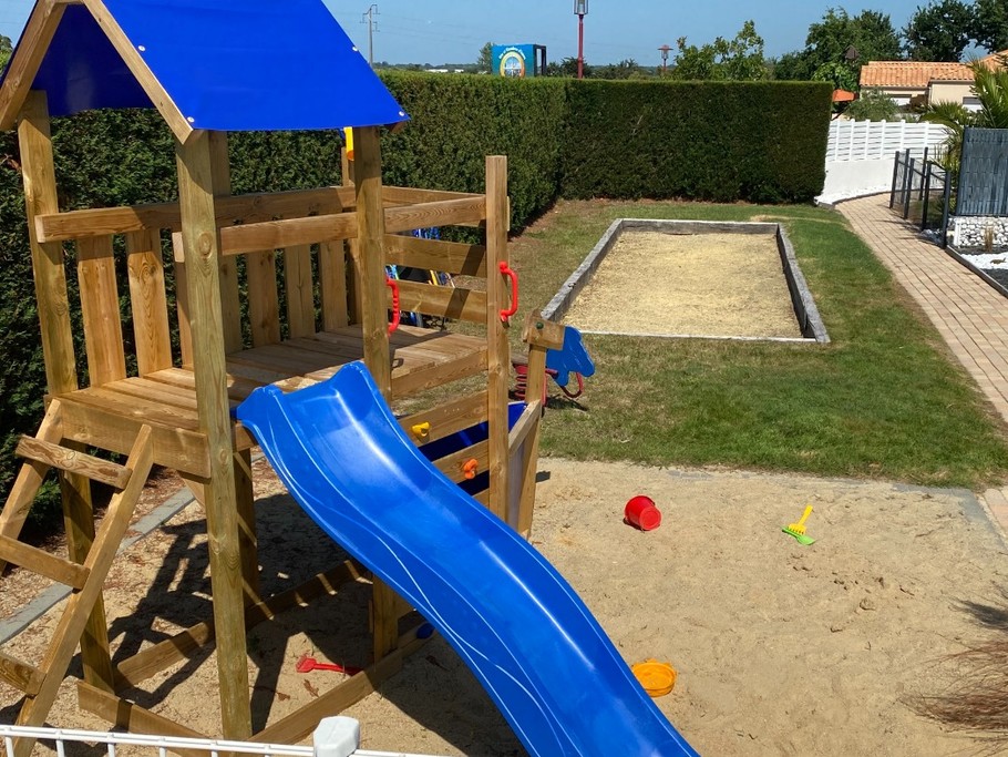 Jeux extérieurs et terrain de pétanque